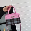 Sac à bandoulière en cuir rose et tissu à carreaux foncé avec fermoir argenté - Rose
