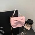 Roze mini crossbody tas met grote strik, parelhandvat en gouden kettingriem - Roze