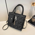 Sac cabas noir à matelassage géométrique avec pompons métalliques et pochette - Noir