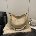 Beige übergroße Shopper-Tasche mit goldenem Hirsch-Anhänger und Metallketten-Griff - Khaki