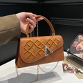 Sac à main en cuir marron avec broderie losanges et boucle argentée en lettre - Marron