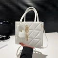 Sac bandoulière blanc matelassé élégant avec détails dorés et mini pochette - Blanc