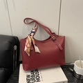 Borsa tote in pelle rosso scuro con un foulard stampato vintage avvolto sul manico - Rosso