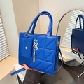 Sac cabas matelassé bleu Klein avec logo SS argenté et mini-pochette amovible - Bleu