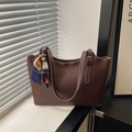 Borsa tote marrone scuro in similpelle con cuciture bianche a contrasto e sciarpa di seta - Marrone