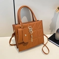 Sac fourre-tout matelassé marron avec pendentif SS doré et petite pochette amovible - Marron