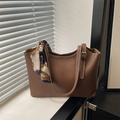 Borsa tote marrone in ecopelle con sciarpa di seta e dettagli di cuciture a contrasto - Marrone