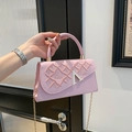Sac bandoulière rose avec broderie losange et fermoir en A, porté à la main - Rose