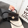 Bolso cuadrado negro de cuero mate con cierre metálico en forma de trébol - Negro