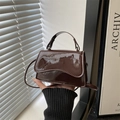 Mini borsa a tracolla in pelle verniciata marrone scuro lucida con manico e patta - Marrone