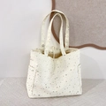 Bolso tote de lona crema con estrellas plateadas y bolsillos laterales para uso diario - Blanco Roto