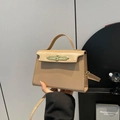 Sac à main rétro en cuir kaki avec boucle dorée et bandoulière réglable à la main - Kaki