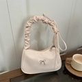 Sac à bandoulière plissé rose avec boucle papillon argentée et poignée souple froncée - Rose