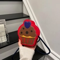 Borsellino a tracolla rosso a forma di cupcake con cuore blu e cinturino blu navy - Rosso