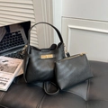 Set borsa a secchiello in pelle martellata nera con chiusura a scatto dorata - Nero