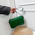 Dunkelgrüne Schultertasche aus Leder mit Krokoprägung, Klappverschluss und Magnetverschluss - Grün