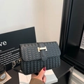 Minimalistische schwarze gewebte Umhängetasche mit goldener Metallschnalle im Lifestyle-Stil - Schwarz