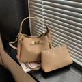 Borsa a secchiello minimalista in pelle beige con pochette e chiusura in metallo dorato - Cachi