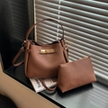 Set borsa a secchiello in pelle martellata marrone con pochette e tracolla rimovibile - Marrone