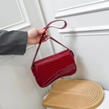 Elegante tiefrote Umhängetasche mit Krokodilmuster, goldener Schnalle und Leder-Finish - Rot