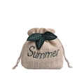 Beige geflochtene Beuteltasche mit grüner Summer-Stickerei und Blattverzierung - Weiß