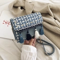 Borsa a tracolla intrecciata blu con nappe colorate, catena dorata e perle - Blu