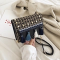 Borsa a tracolla retrò in tweed marrone con perle, rivetti in metallo e nappe colorate - Nero