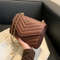 Donkerbruine crossbody tas met V-vormig stiksel en gouden metalen kettingriem - Donkerbruin