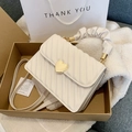 Borsa bianca trapuntata con fibbia a cuore, manico arricciato e tracolla in confezione - Bianco