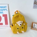 Zainetto per bambini giallo brillante con orsetto di peluche beige e tasca a salopette - Giallo