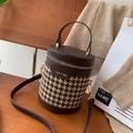 Zylindrische Beuteltasche mit Hahnentrittmuster, braunem Lederbesatz und Schultergurt - Hahnentritt Kaffee