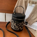 Leopard-Beuteltasche mit schwarzem Lederbesatz und abnehmbarem Schultergurt - Leopardenmuster Schwarz