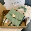 Borsa a mano verde chiaro a pieghe con fibbia a cuore dorata e finitura testurizzata - Verde