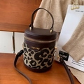 Leopard-Eimertasche mit braunem Lederbesatz und verstellbarem Umhängeriemen - Leopard Kaffee