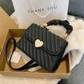 Borsa trapuntata nera con fibbia a cuore dorata in confezione regalo elegante - Nero