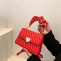 Rote Handtasche mit Herzschloss, Falten-Griff und eleganter Prägung aus PU-Leder - Rot