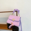 Modische lila Stepptasche mit goldenem Herzverschluss und gerafftem Tragegriff - Lila