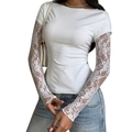 T-shirt bianca slim fit da donna con eleganti maniche lunghe in pizzo floreale - S / Bianco