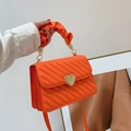 Orange gesteppte Umhängetasche mit Scrunchie-Griff und goldenem herzförmigem Schloss - Orange