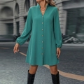Vestido línea A verde azulado de manga larga con cuello en V y botones en entorno urbano - S / Verde