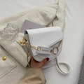 Weiße halbrunde Satteltasche aus PU-Leder mit goldener Kette und modischem Anhänger - Weiß
