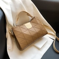 Borsa a tracolla trapuntata marrone retrò con fibbia crema e design geometrico - Cachi