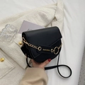 Schicke schwarze Satteltasche mit goldener Kette und Crossbody-Gurt für Damen - Schwarz