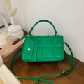Bolso de mano cuadrado acolchado verde brillante con mini sobre y correa ajustable - Verde