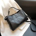 Elegante borsa a secchiello nera con trapuntatura geometrica e dettagli in argento - Nero