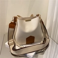 Bolso tipo cubo crema con ribete marrón y dos correas incluida una de tela retro - Blanco