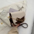 Vintage-Halbmond-Satteltasche aus PU-Leder in Beige und Braun mit goldener Kette - Braun