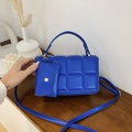 Bolso bandolera azul brillante acolchado con mini monedero y herrajes dorados - Azul