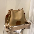 Bolso cubo en contraste beige y marrón con correa de tela ancha y cierre magnético - Caqui