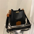 Bolso cubo negro de moda con contraste, correa ancha de rayas y hebilla metálica dorada - Negro